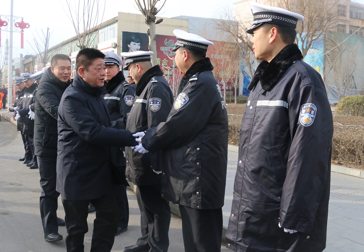 市委书记房欣市长刘志亮节前看望慰问一线职工