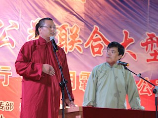高八度青年文艺社承办的首届慈善公益联合大型晚会在华夏民间收藏馆广场举行