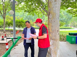霸州市委网信办开展网络宣传进公园活动 