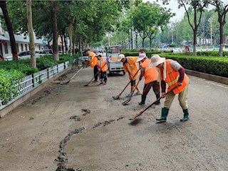 雨后净城不停歇 清淤除垢焕新颜